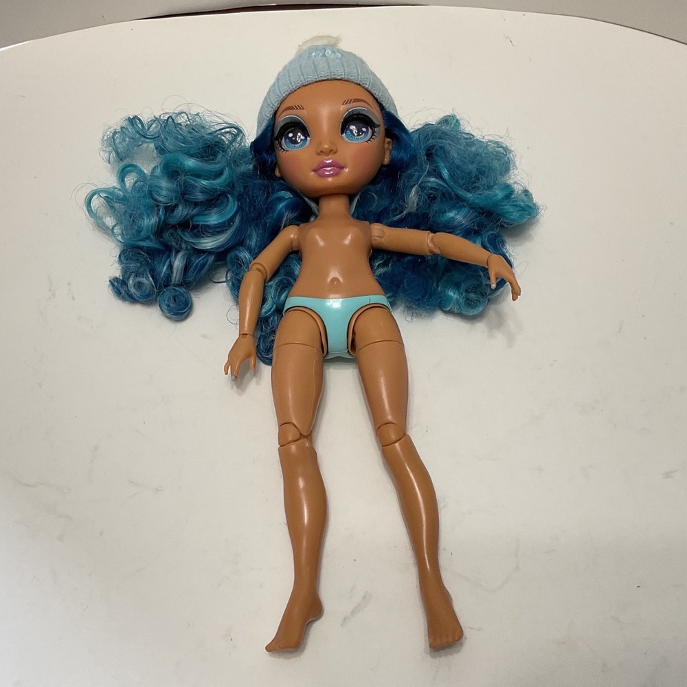 Rainbow High Skyler Bradshaw Winter Break Blue Hair Doll with Beanie 574798